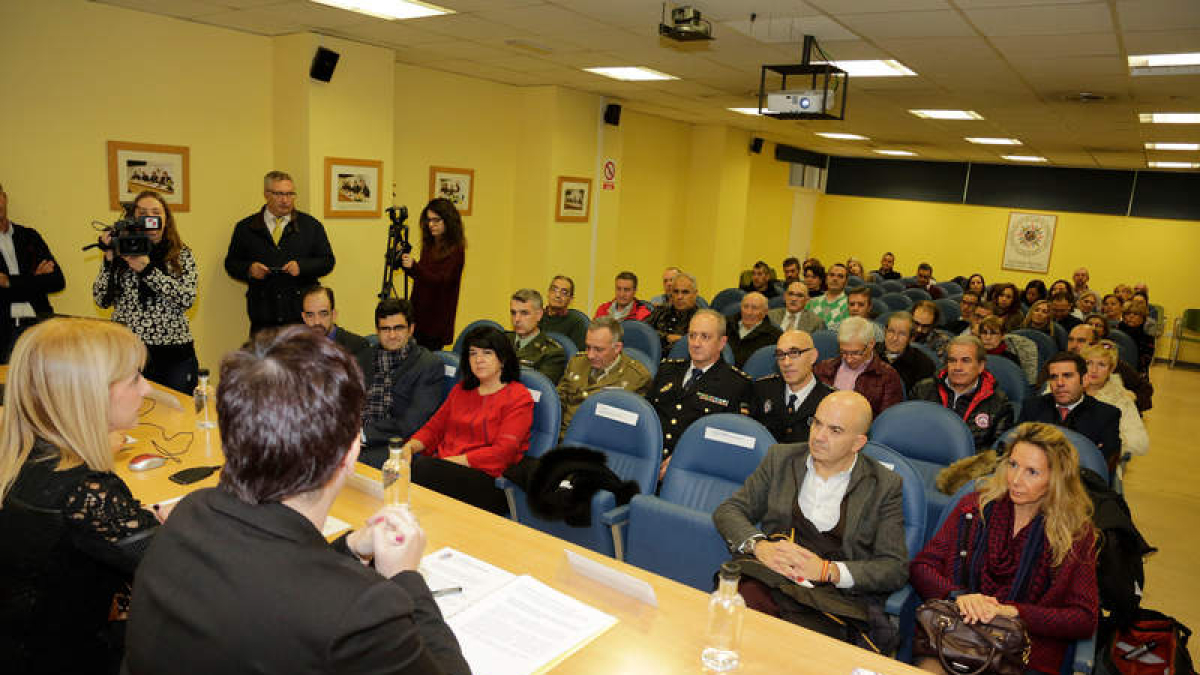 La alcaldesa de San Andrés explicó ayer en la Uned los objetivos de la Estrategia de Salud. SECUNDINO PÉREZ