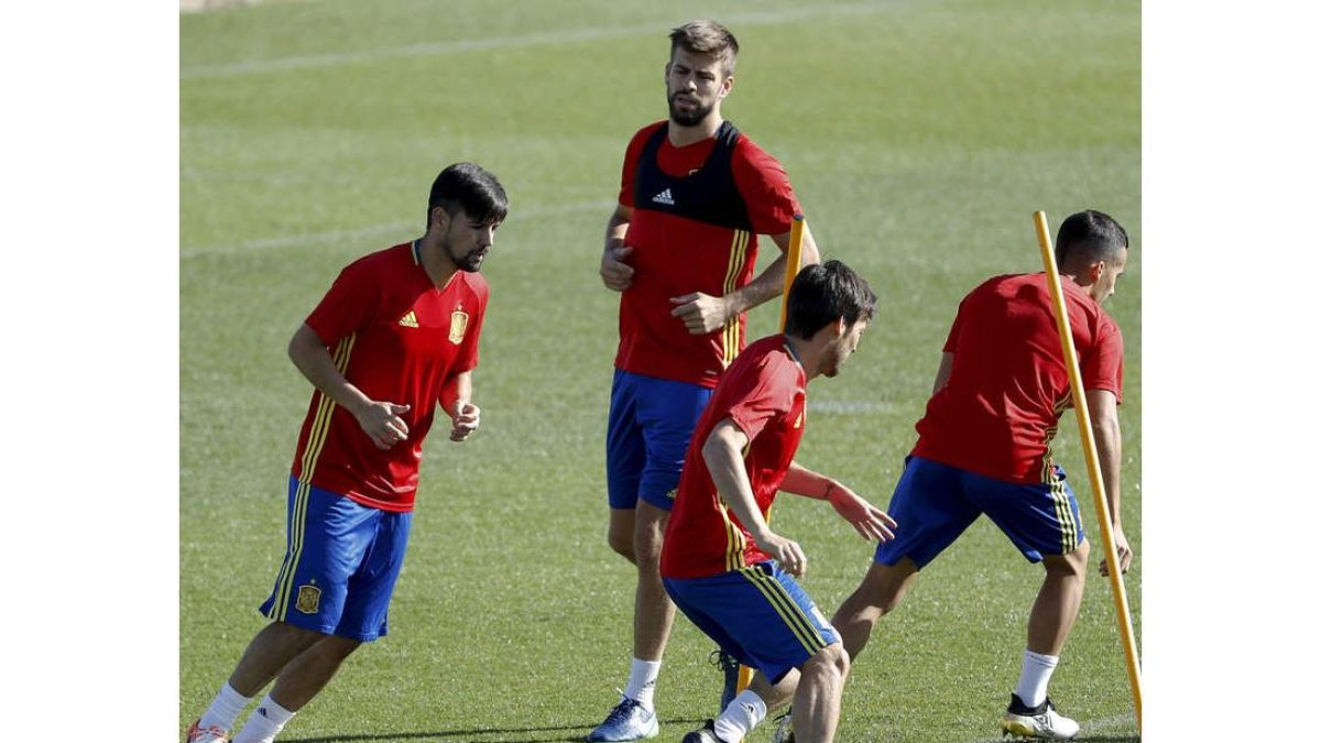 Piqué, en el centro, durante el entrenamiento de ayer en la Ciudad Deportiva de las Rozas. BALLESTEROS