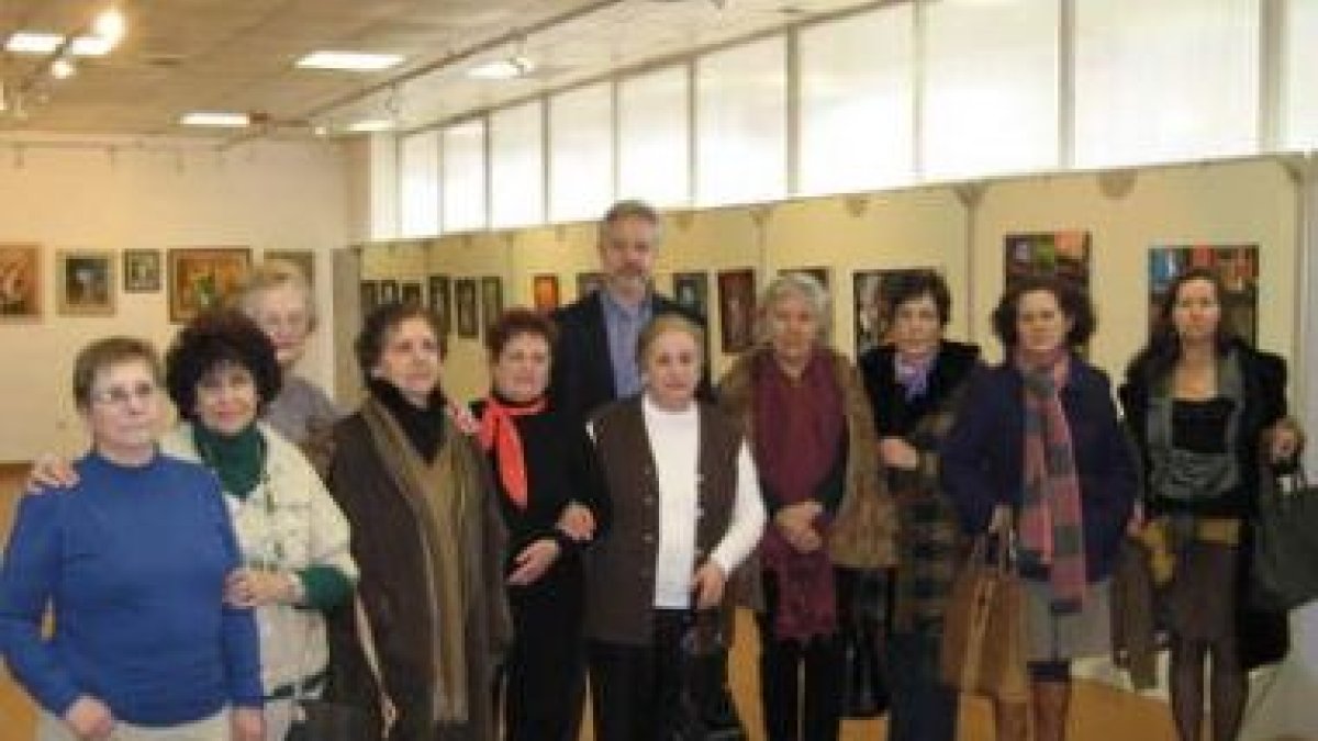 El concejal de Cultura posa con alguna de las artistas.