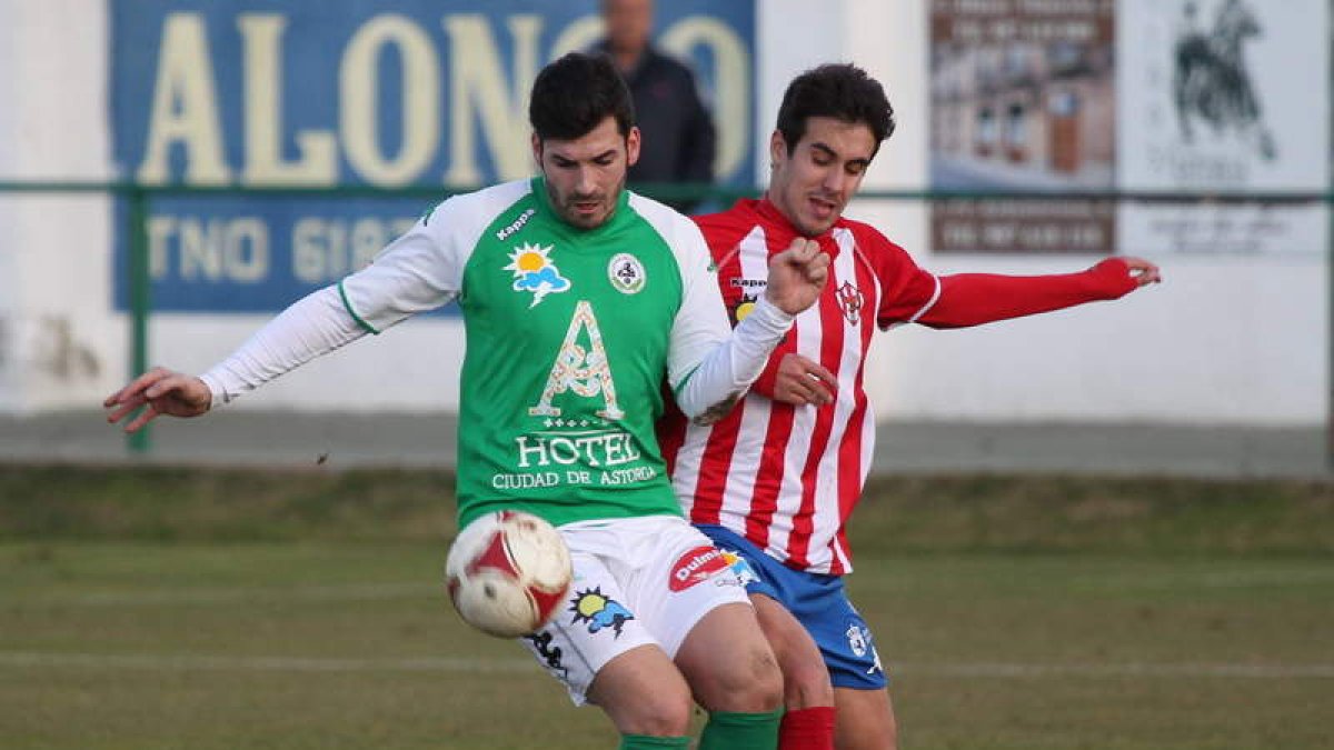 Recamán intenta controlar el balón. El delantero estuvo bien anulado por la zaga rojiblanca.