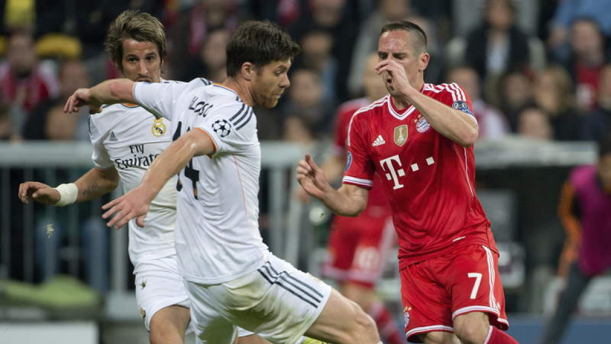 Xabi Alonso intenta hacerse con un balón que conducía Ribery. El tolosarra no podrá jugar la final al recibir una amarilla.