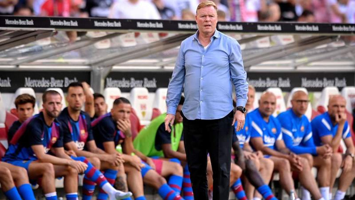 Ronald Koeman dirigiendo a sus jugadores frente al Stuttgart. SASCHA STEINBACH