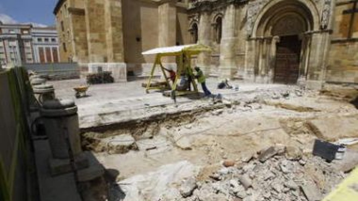 Las excavaciones que se están llevando a cabo en el atrio han sacado ya a la luz una veintena de esq