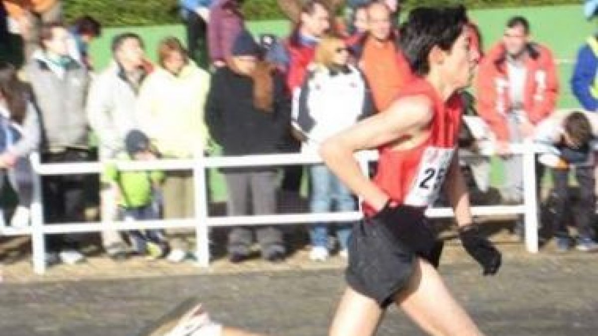 Saúl durante la carrera en la que dejó patente su categoría.