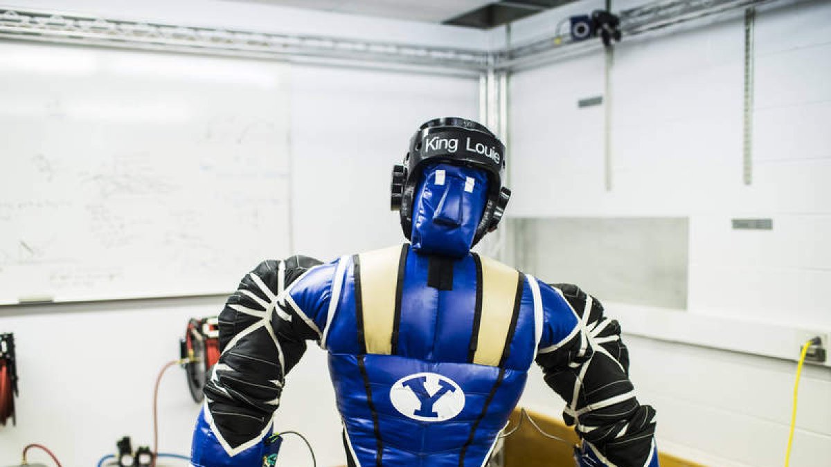Éste es el robot King Louie, creación del Laboratorio de Robótica y Dinámica de la Universidad Brigham Young.