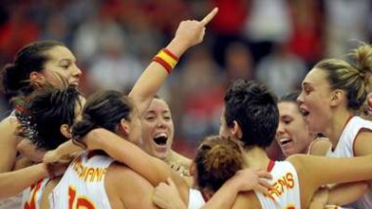 Las jugadoras de la selección celebran la consecución de la medalla mundialista para España.