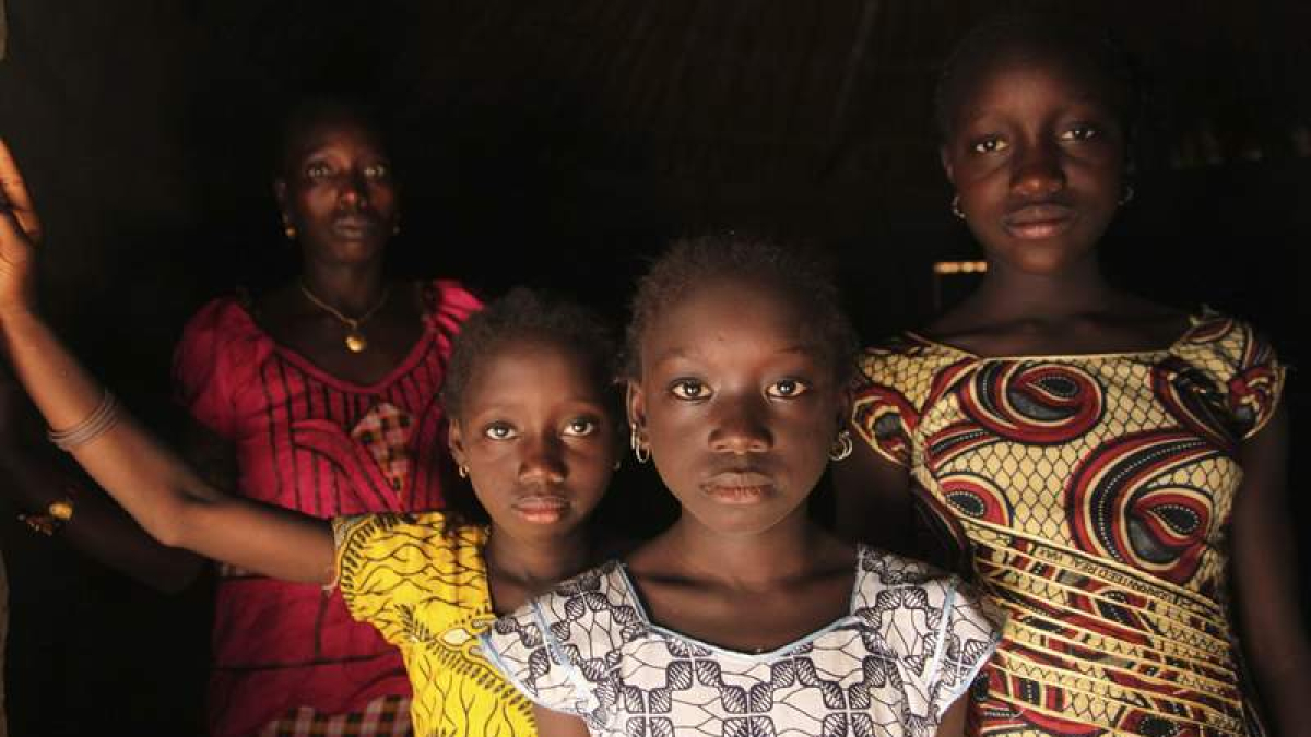 Una mujer y sus hijas en Cambadju, el primer pueblo de Guinea Bisau que suprimió la mutilación de las niñas. UNICEF