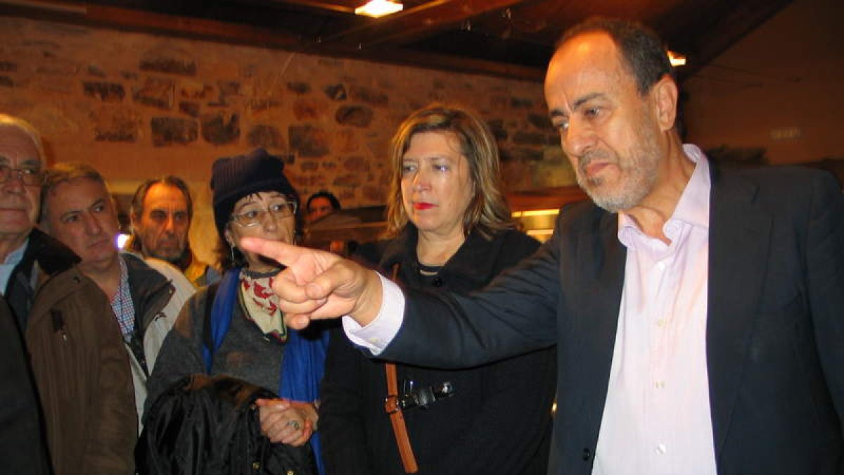 Ovalle, en primer término, y la edil de Cultura, en la inauguración. M.M.