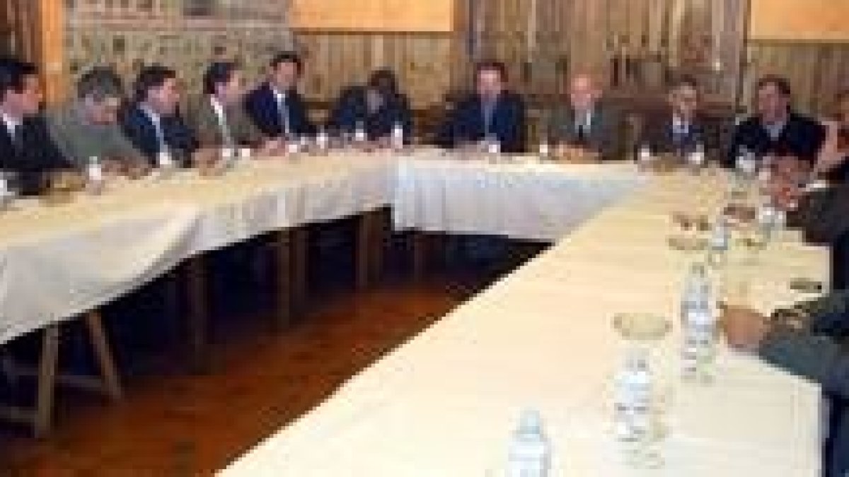 Accionistas de Profutle en una reunión sobre temas económicos
