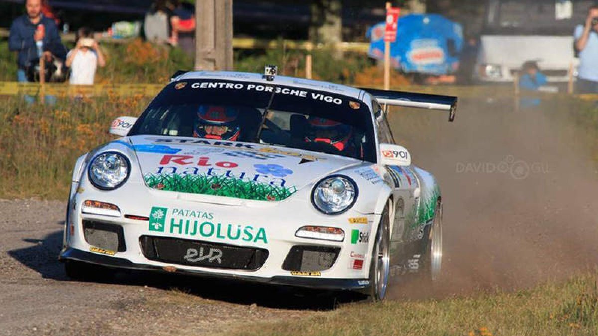 Los caballos del motor del Porsche 911 GT3 de Sergio Vallejo volverán a rugir hoy por Omaña entre El Castillo e Inicio.