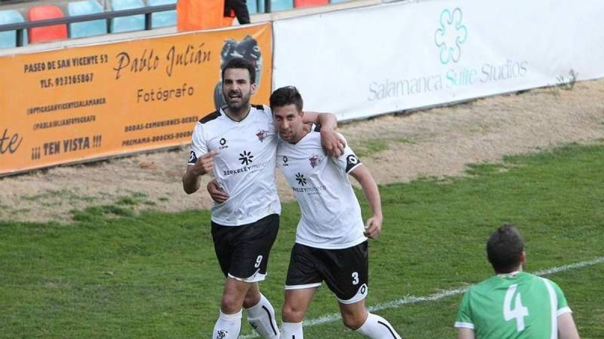 Murci celebrando uno de los goles materializados con la elástica del Salmantino. DL