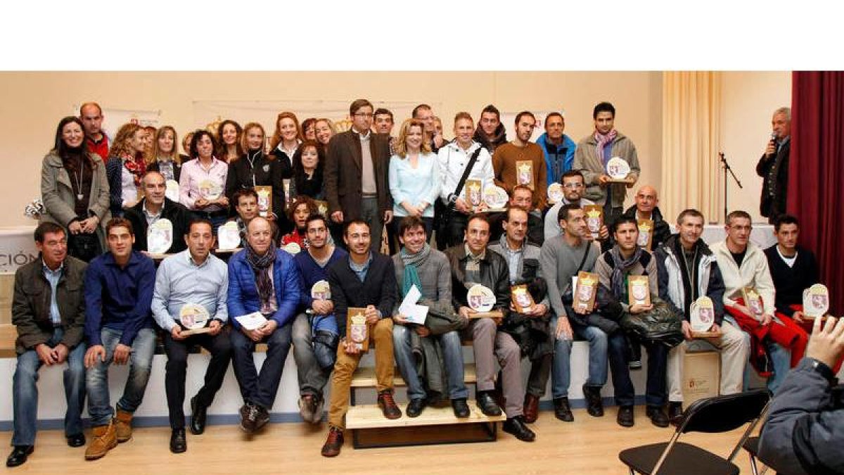Los atletas premiados de la tercera edición de la Copa Diputación de Carreras Populares junto al diputado de Deportes, Emilio Orejas, en el centro de pie.