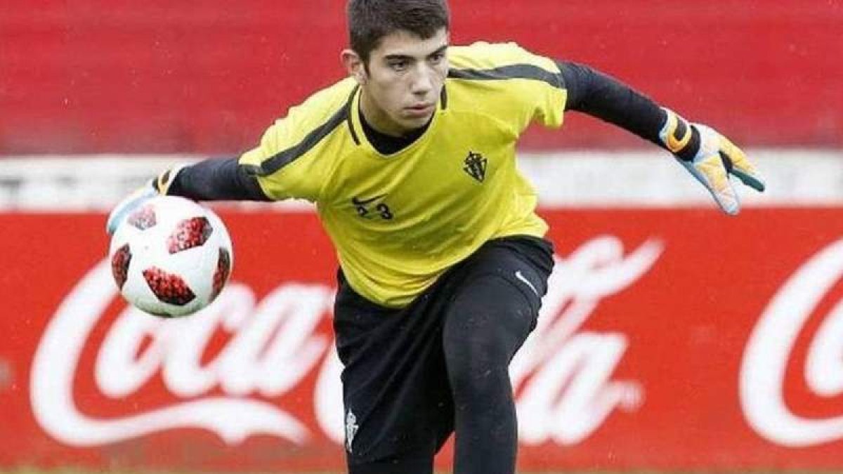 El portero del Sporting de Gijón Pablo Díez es el hijo del alcalde de Acebedo, Isidoro Díez. LA NUEVA ESPAÑA