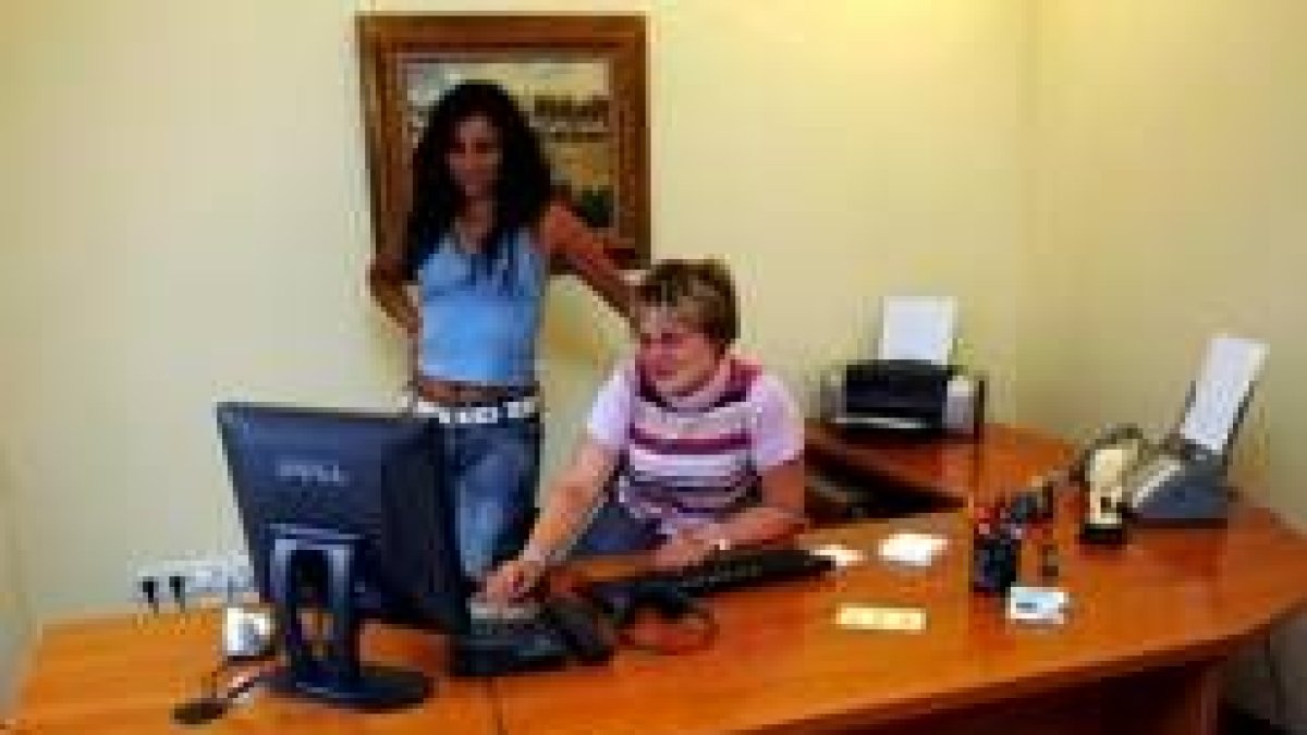 Dos operadoras de la agencia que concierta citas entre leoneses y eslavas con fines matrimoniales