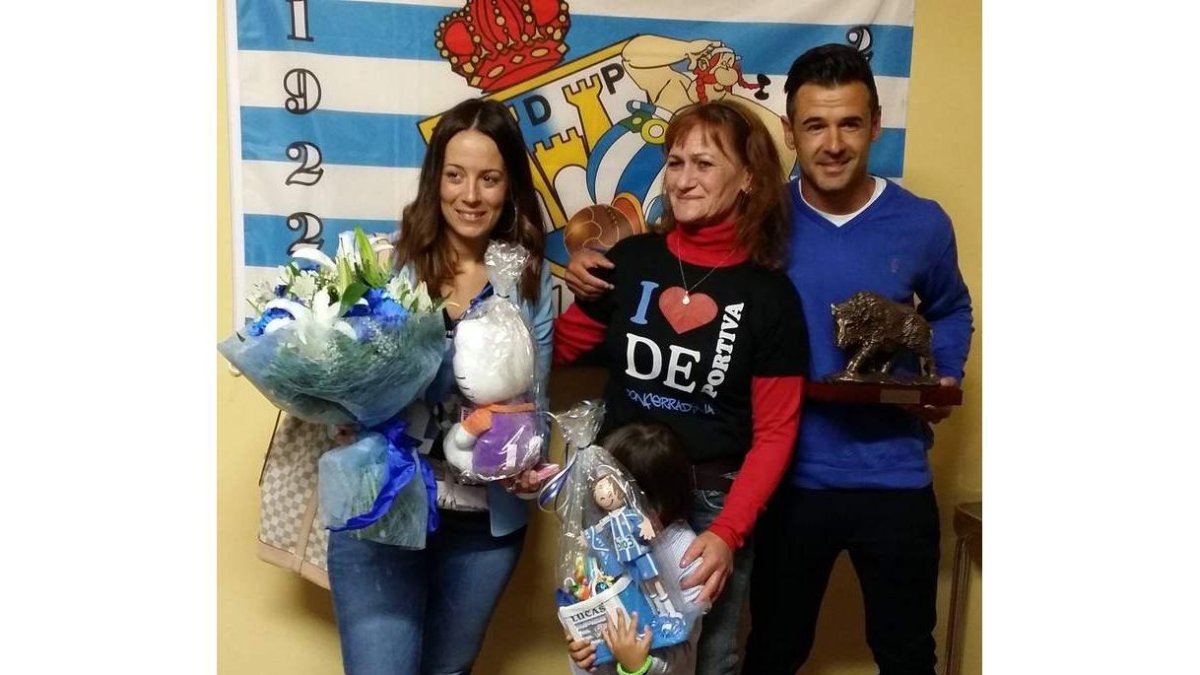 Entrega del Jabalí de la peña Hijos de Obélix a Jónathan Ruiz.