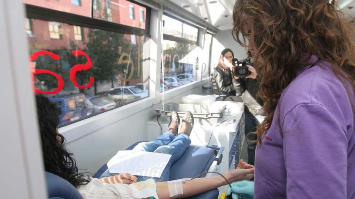 Una mujer joven dona sangre en León durante una de las campañas organizadas por la Hermandad de Donantes.