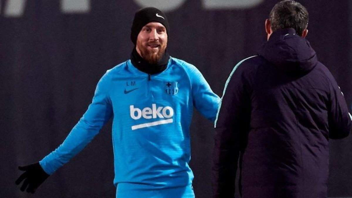 Messi y Valverde conversan en el inicio de la última sesión preparatoria antes del partido frente al Sevilla.