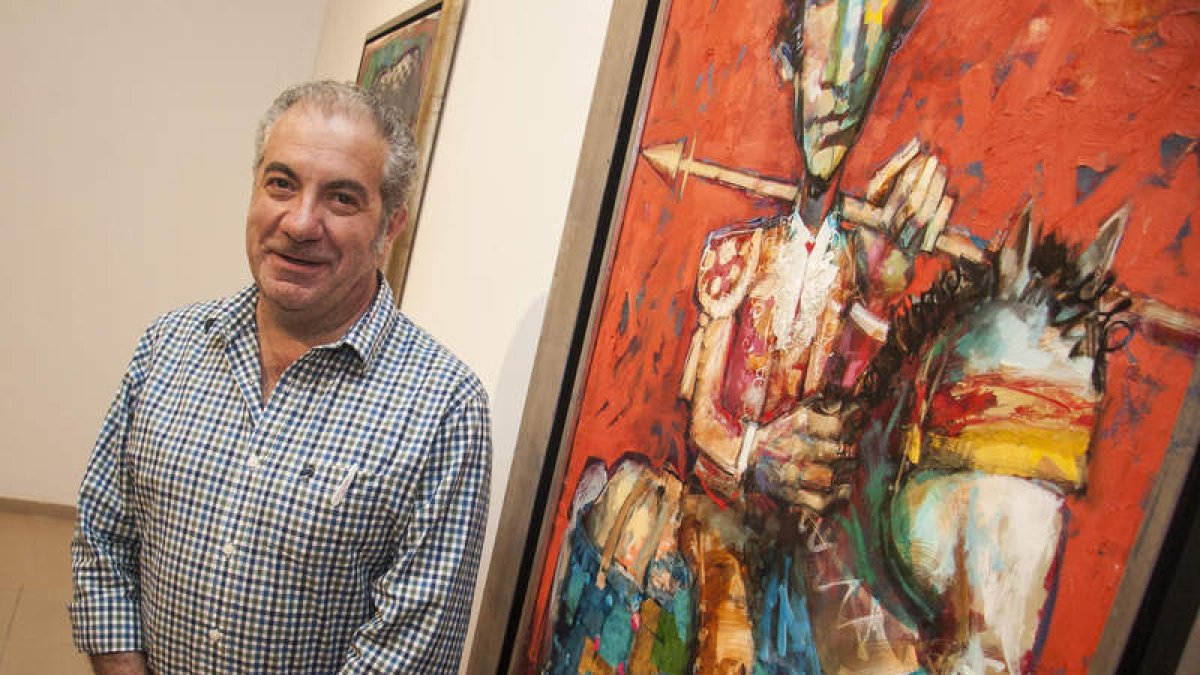 El empresario Gustavo Postigo, con la última de las adquisiciones de su colección de arte. FERNANDO OTERO PERANDONES
