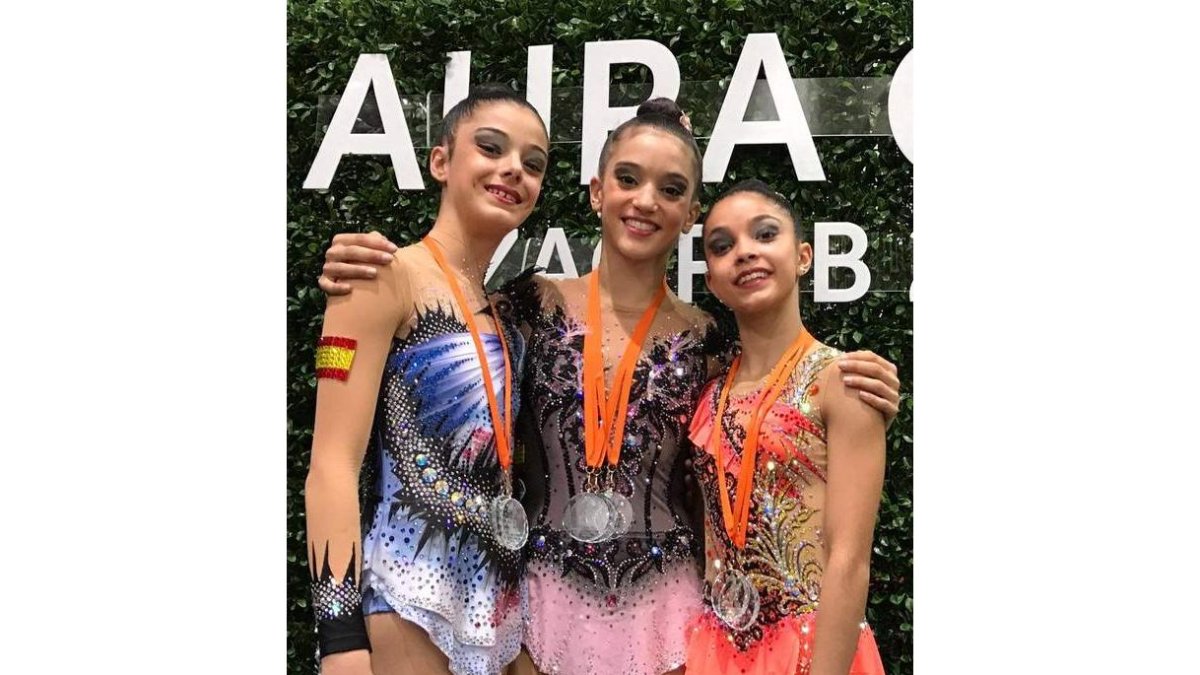 Sara Llana escoltada por sus compañeras Olatz y Paula. DL