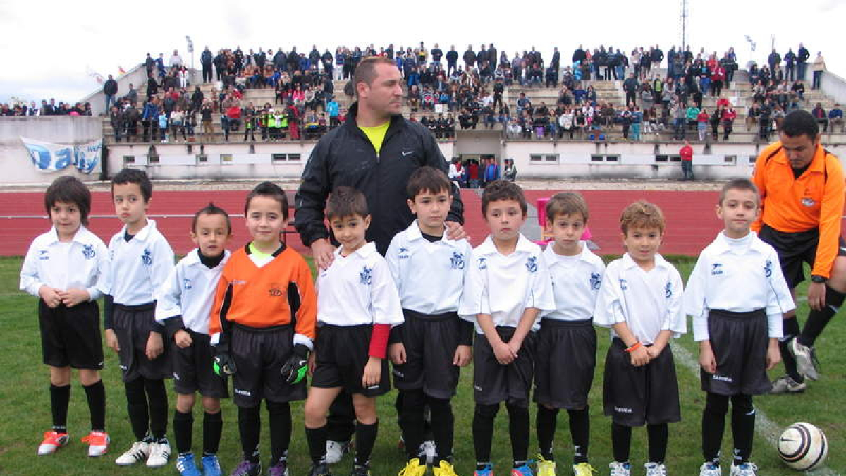 El Santa Marta recoge el trofeo de campeón infantil.
