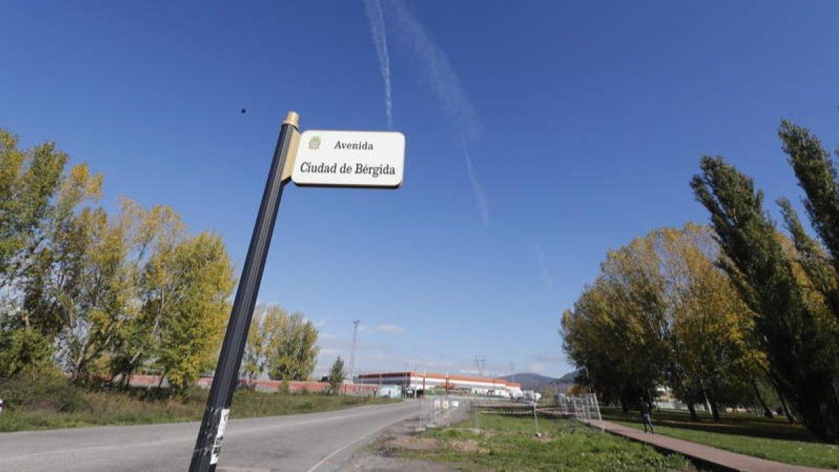El condenado circulaba por la avenida Ciudad Bérgida de Ponferrada, en la imagen de ayer. ANA F. BARREDO