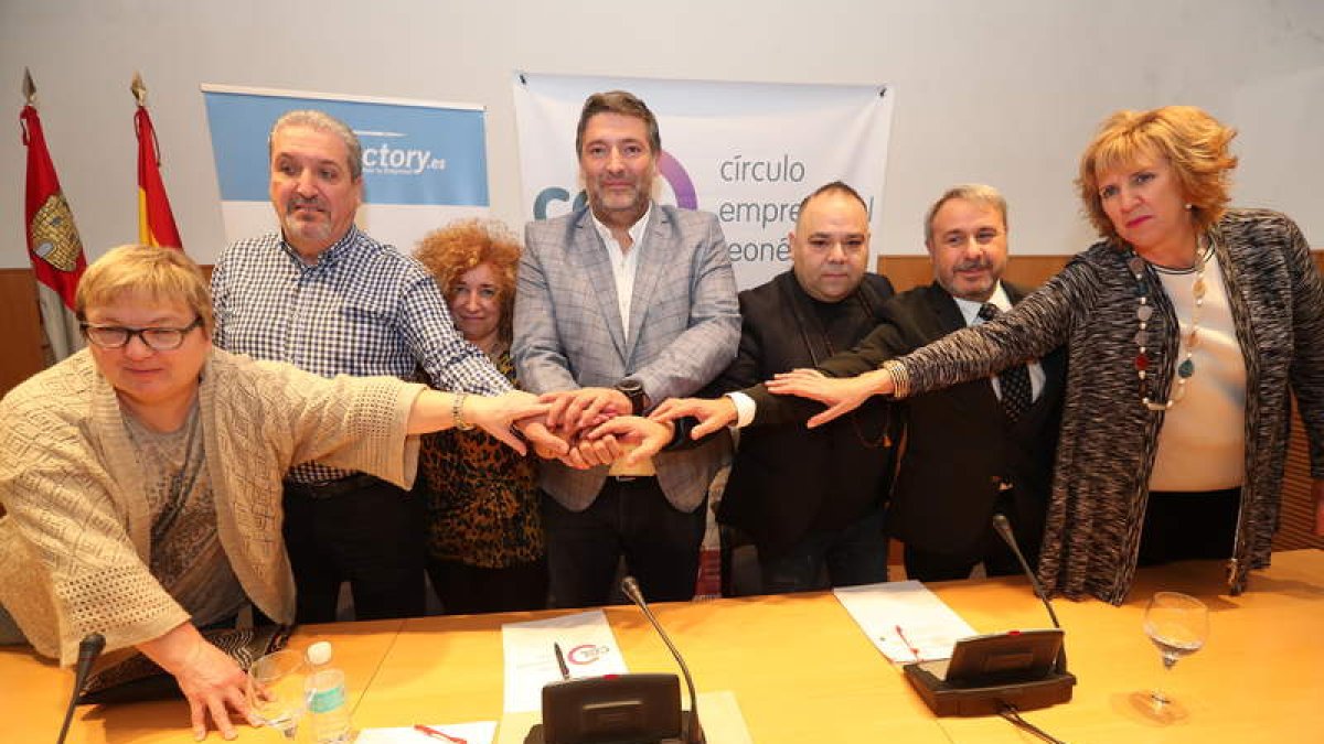 Responsables de Templarium y del Círculo Empresarial, ayer en el Museo de la Radio. L. DE LA MATA