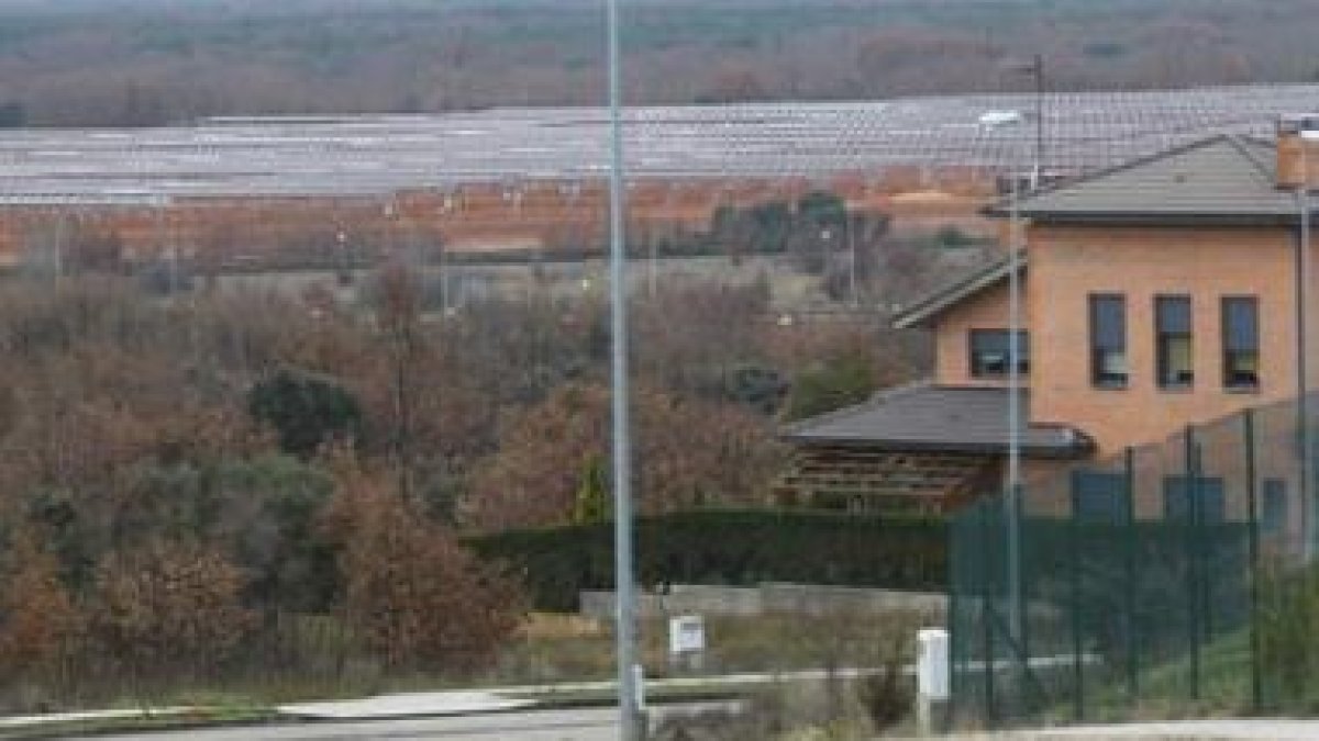 Las placas solares, vistas desde una zona de viviendas de San Miguel del Camino.