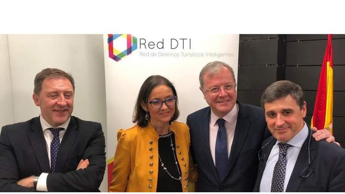 Silván, junto a la ministra de Industria en el acto de ayer. DL