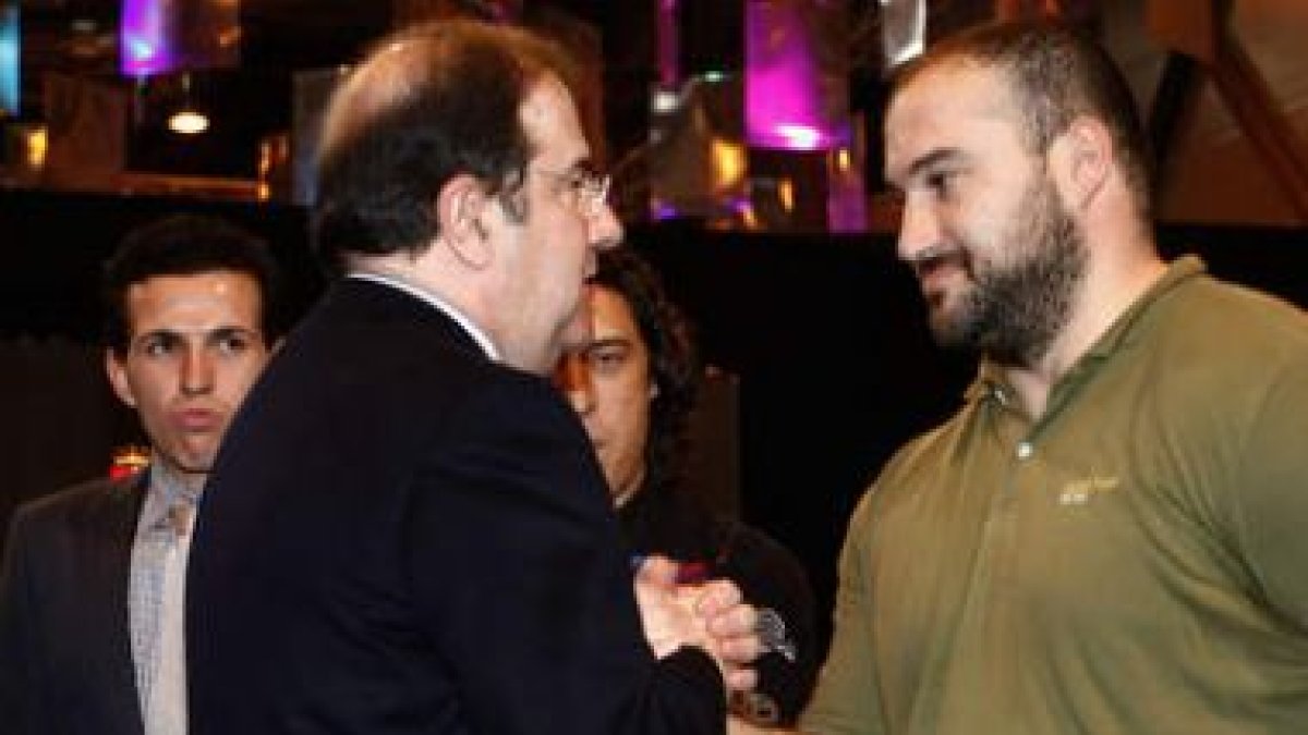 El stand de Castilla y León estuvo de lo más concurrido. Arriba, Herrera charla con López. En las im