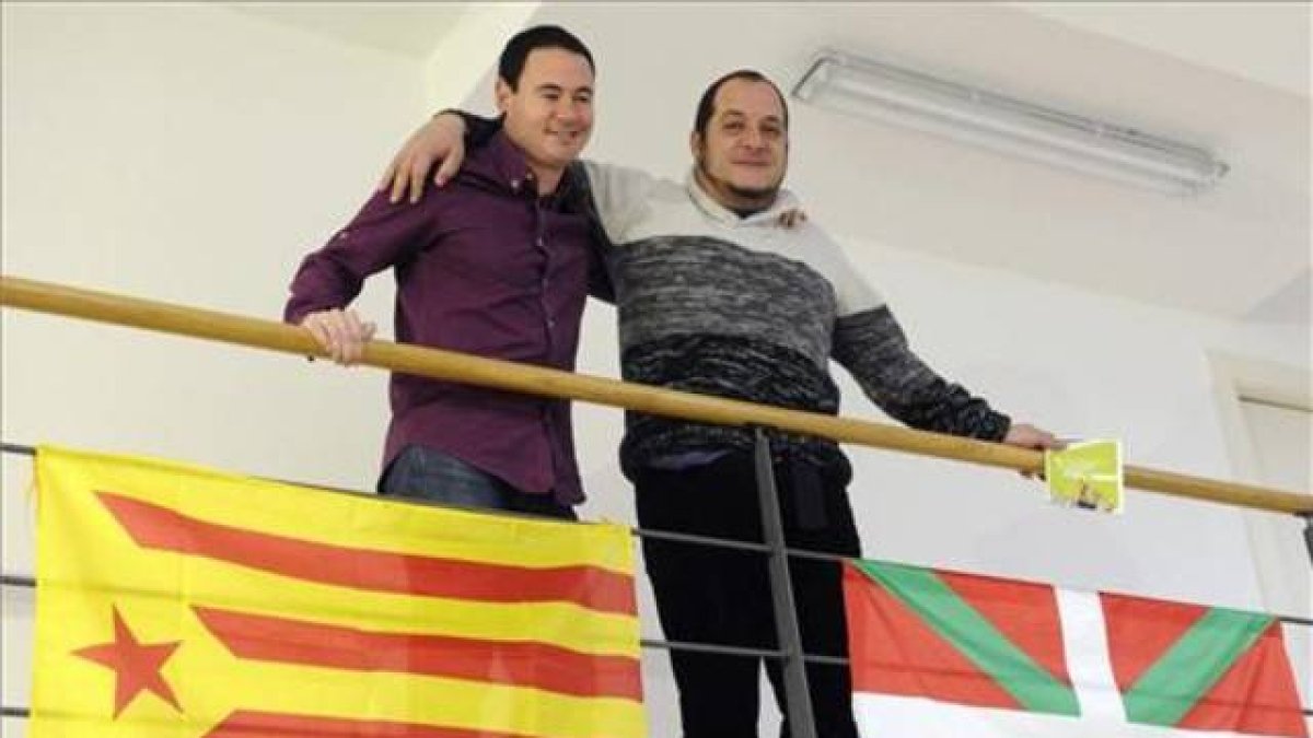 El presidente de Sortu y parlamentario de EH Bildu, Hasier Arraiz (izquierda), y el diputado de la CUP, David Fernández en Vitoria.