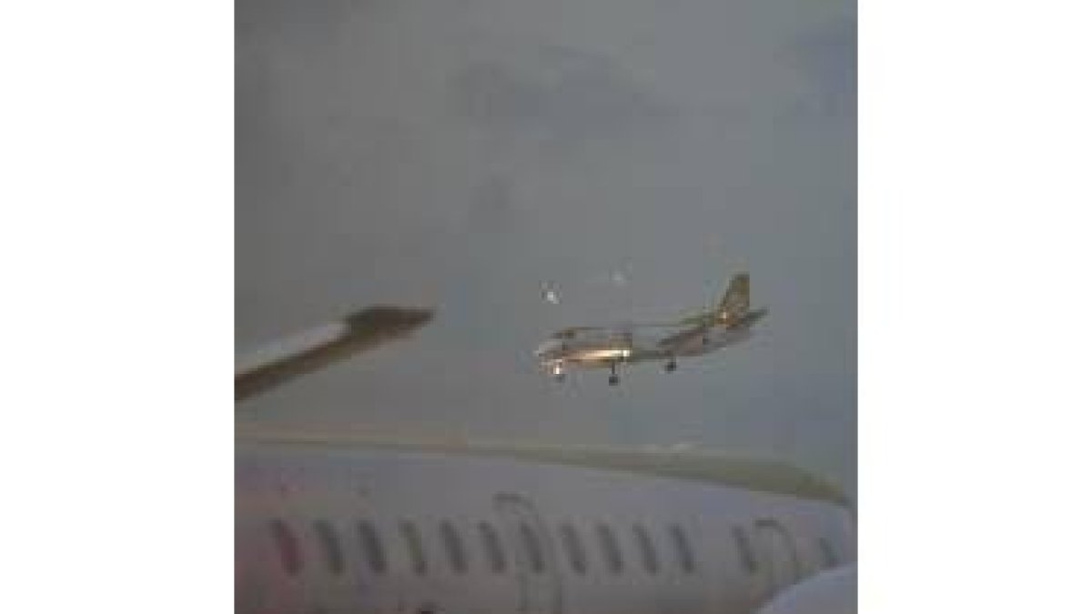 Un avión aterriza en malas condiciones, en una imagen de archivo