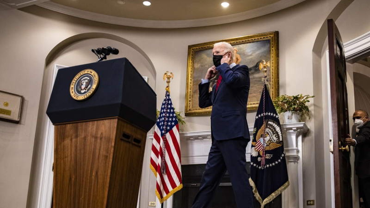 Biden se dirige ayer a la nación desde el despacho Rosevelt de la Casa Blanca. SAMUEL CORUM