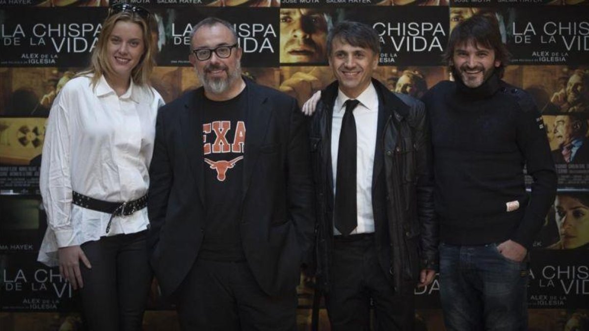 Álex de la Iglesia junto a los actores Carolina Bang (su pareja), José Mota, y Fernando tejero, en la presentación del filme'La chispa de la vida', en Valencia.