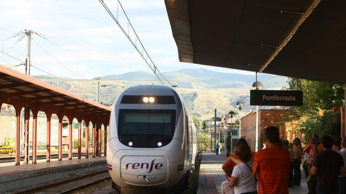 Llegada de un tren Alvia a la estación de Ponferrada