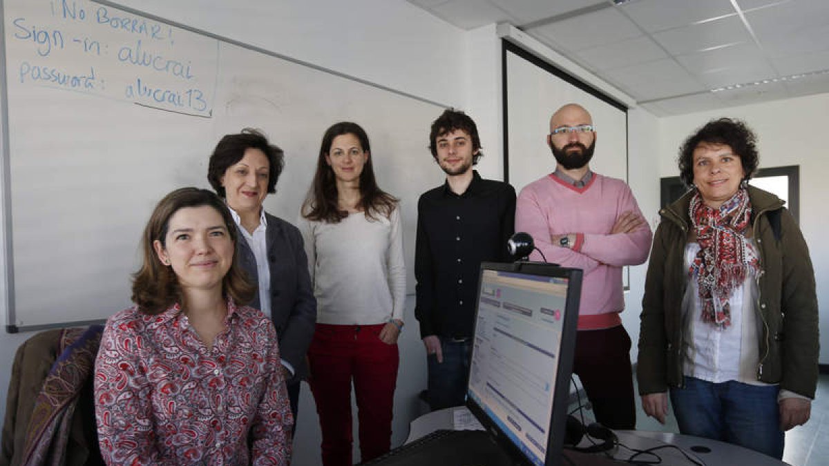 Araceli Cristobalena Frutos y el equipo de investigadores en el edificio Crai-TIC.