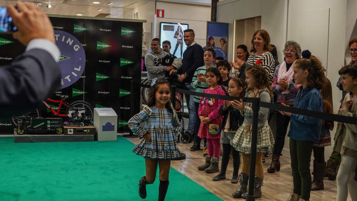 Una niña participa en el casting celebrado ayer en El Corte Inglés. MIGUEL F. B.