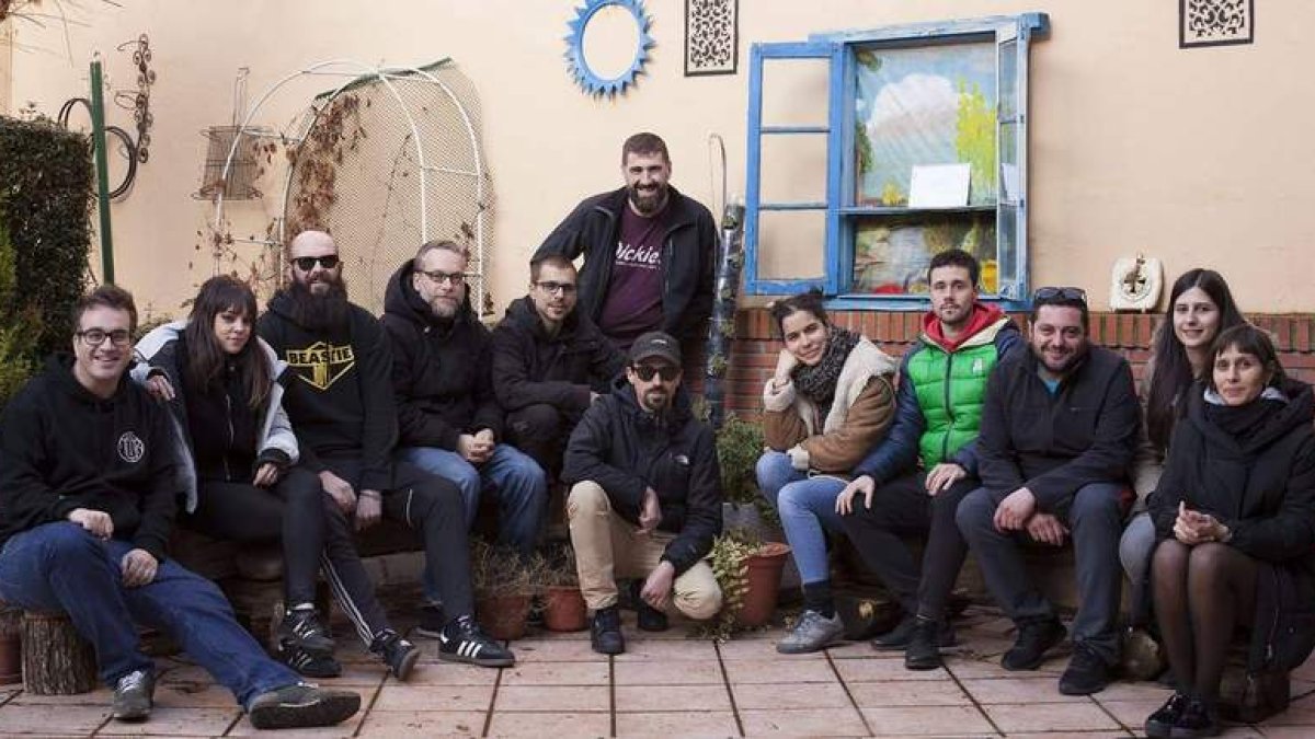 Foto de familia de la asociación El Regachón. DL