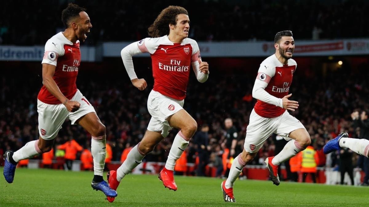 Aubameyang, Guendouzi y Papastathopoulos corren tras Lacazette, que marcó dos goles a Loris.