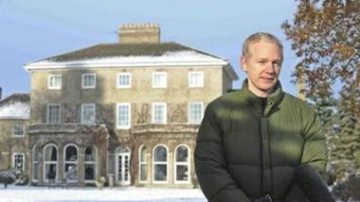 Assange ofrece una rueda de prensa junto a la mansión de Suffolk, donde cumple la condicional.