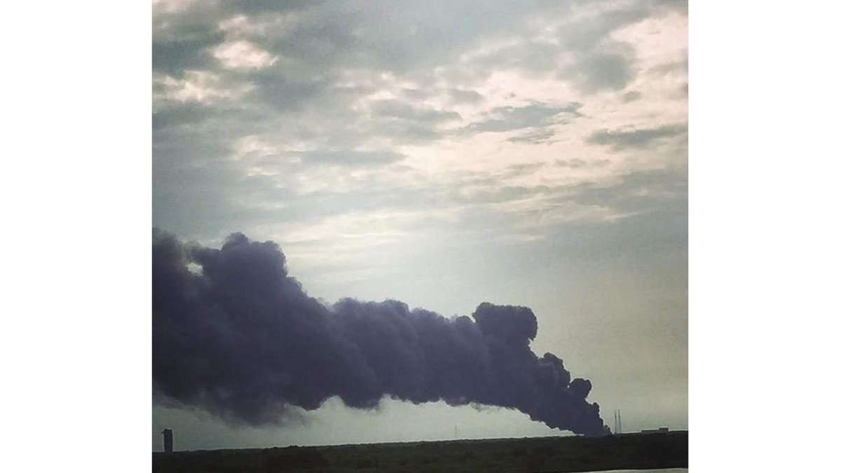Imagen de la columna de humo tras la explosión. TIA GRANT