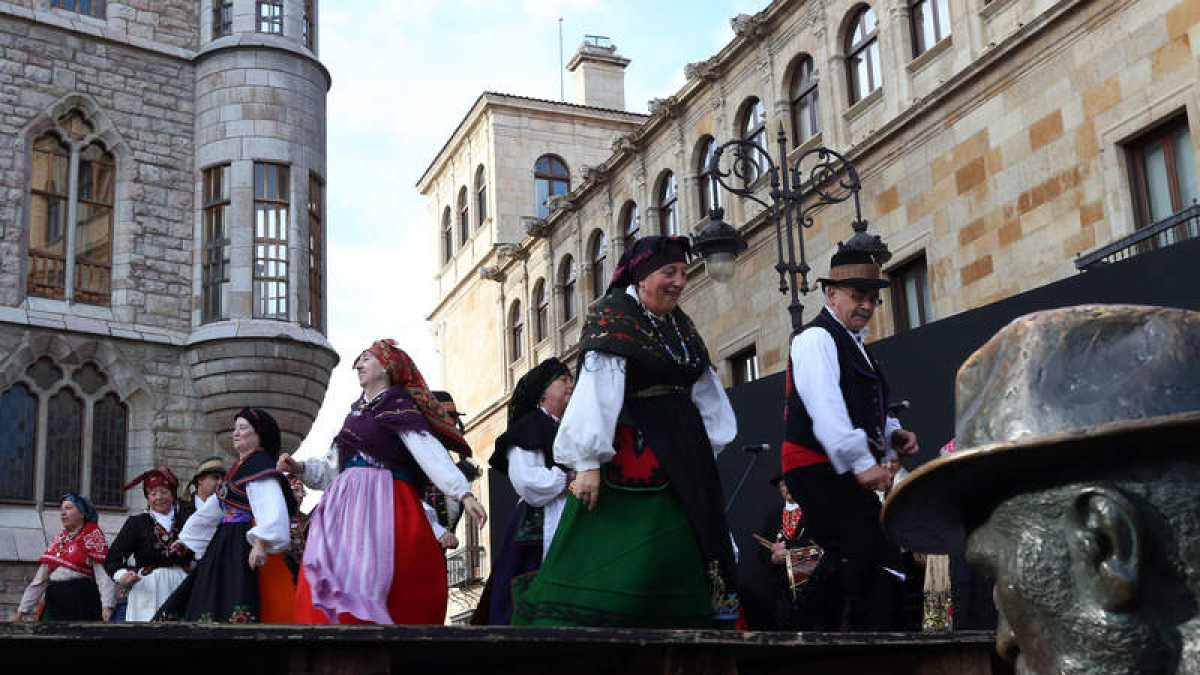 Los bailes regionales no faltan en la programación de las fiestas.