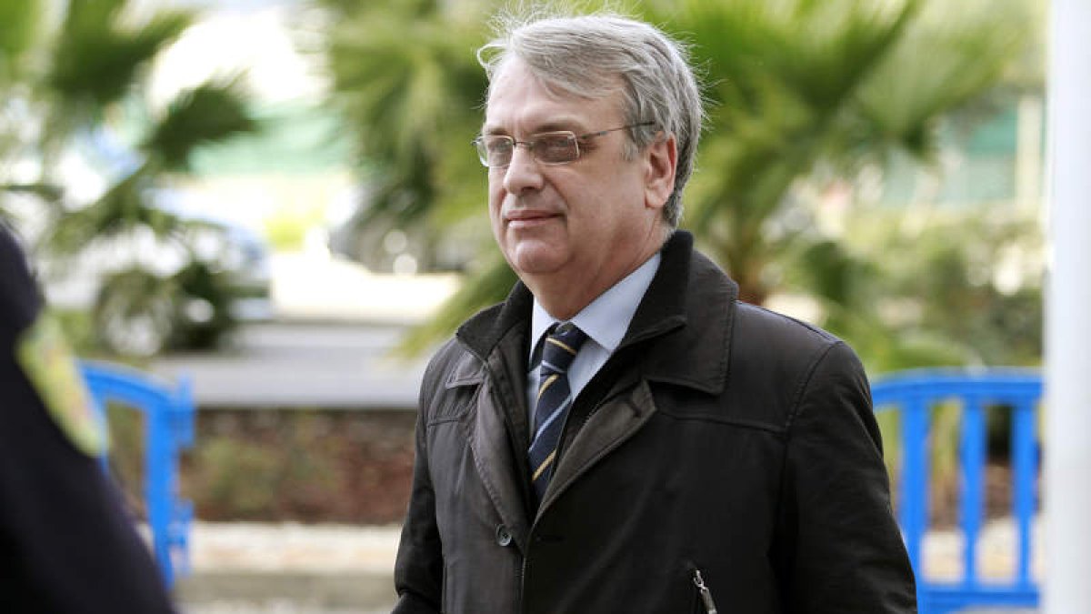 El ex asesor fiscal de Nóos, Miguel Tejeiro, a su llegada al lugar donde se celebra la vista. J. GRAPPELLI