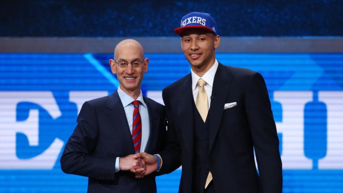 Adam Silver, comisionado de la NBA, felicita a Simmons tras su elección