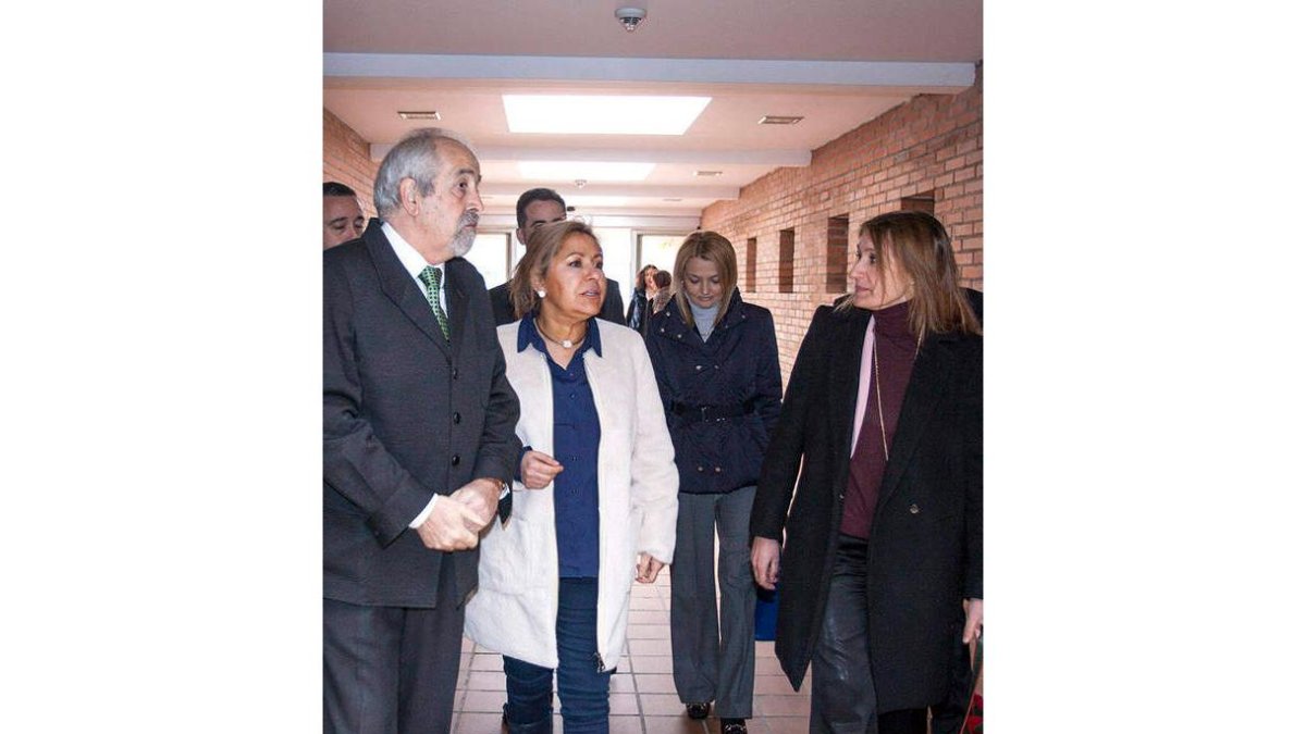 Rosa Valdeón durante una de las visitas que realizó ayer. J. FORMIGO