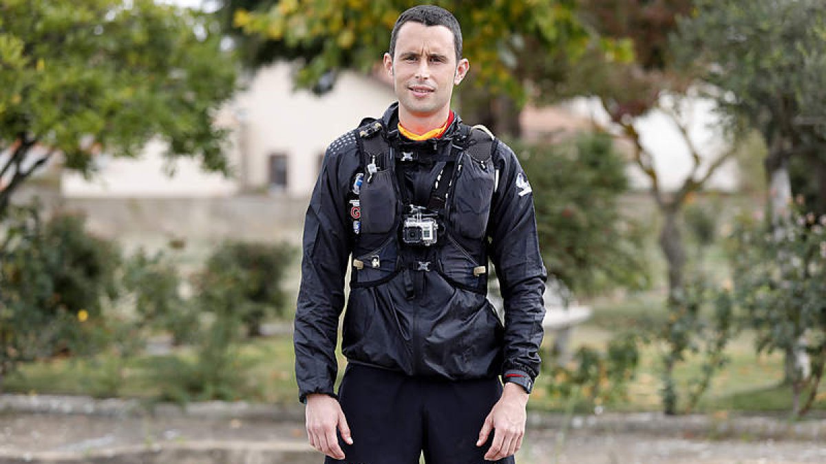 Joseba Alzueta llegó ayer a Villar de Mazarife, un ramal del Camino de Santiago francés en León. MARCIANO PÉREZ