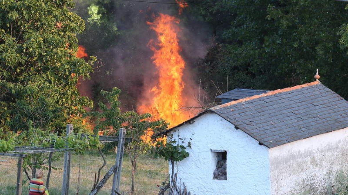 Una imagen del incendio producido ayer en Ponferrada.
