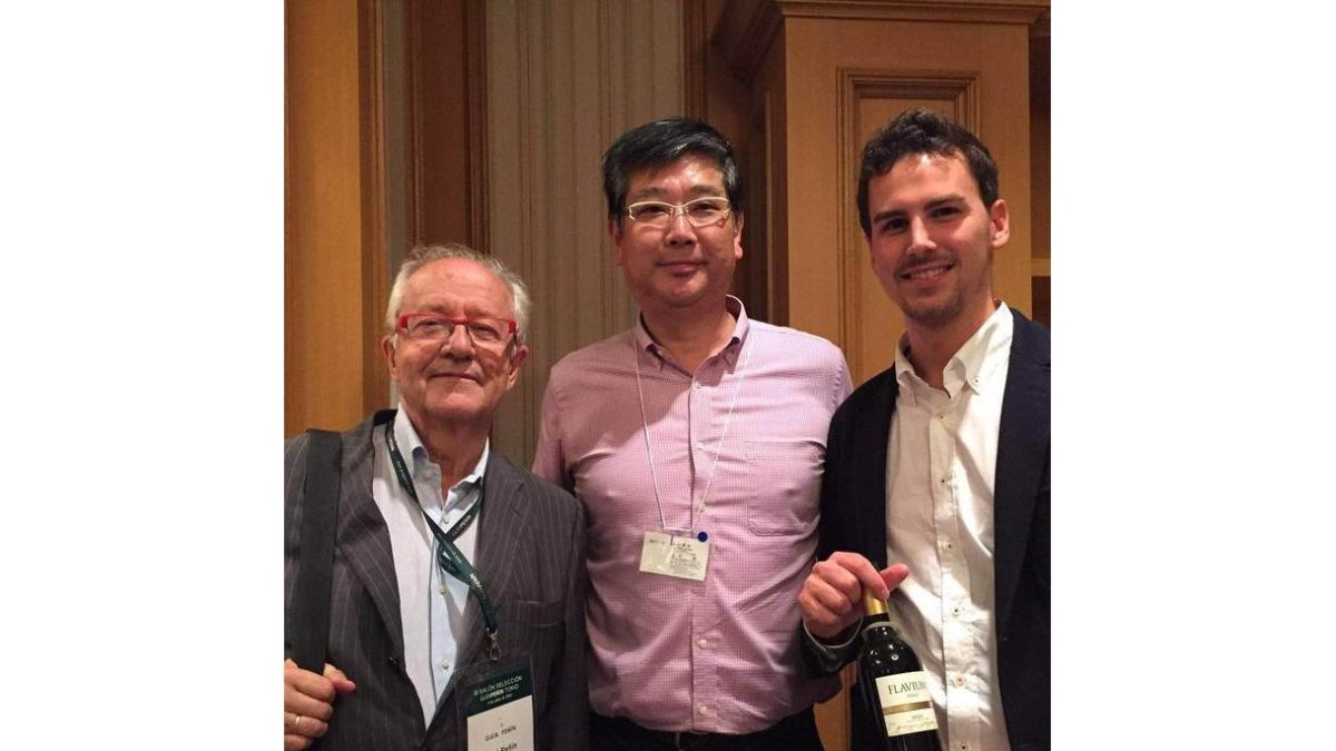 José Peñín, el importador de Vinos de Arganza e Ignacio Robla. DL