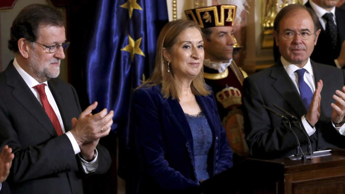 Ana Pastor, entre Mariano Rajoy, y Pío García Escudero, ayer en el Congreso. CHEMA MOYA