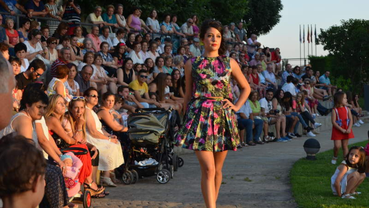 Una de las modelos participante ayer en el desfile de Valencia de Don Juan.