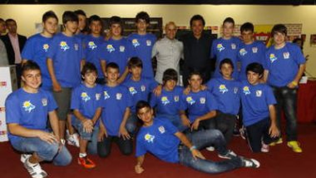 Los integrantes de la Selección de León junto al ex delantero del Real Madrid, Hugo Sánchez.